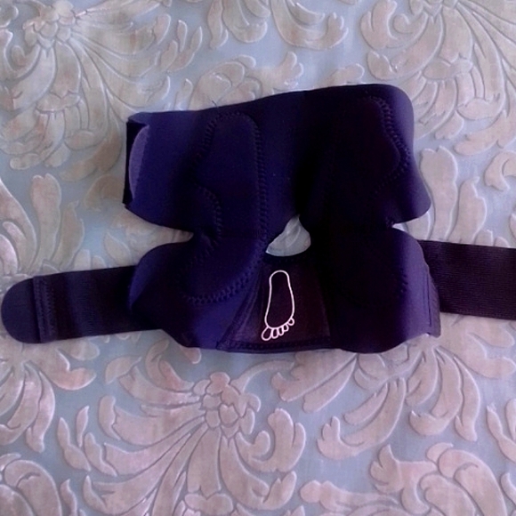 Mueller Adjustable Ankle Stabilizer in one size, fits left or right ankl… - Picture 5 of 6